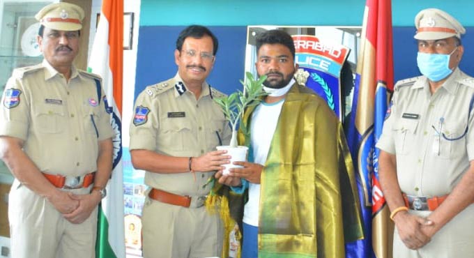 Hyderabad: Youth helps cops nab chain snatcher; felicitated
