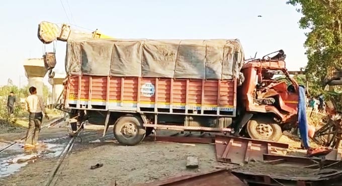 5 dead as train rams into vehicles at open level crossing in UP