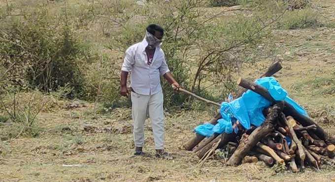 Mancherial: Ambulance driver performs final rites of Covid victim