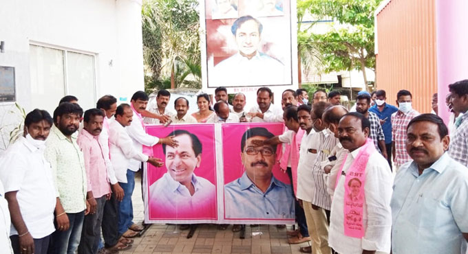 Nayi Brahmins, Rajakas perform ‘Palabhishekam’ to KCR’s portrait