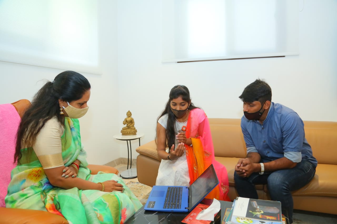 Kavitha lauds Telangana girl for designing low-cost house
