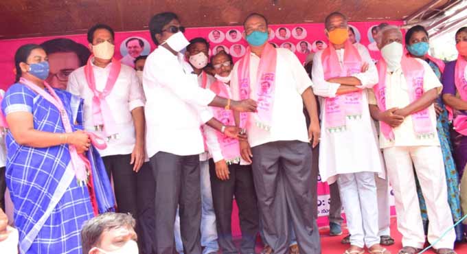 Large number of opposition workers join TRS in Khammam
