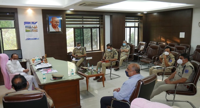 TS Home Minister warns people against hoarding, black-marketing of oxygen cylinders