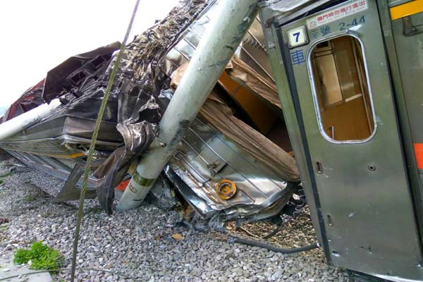 Train derails in Taiwan, multiple casualties
