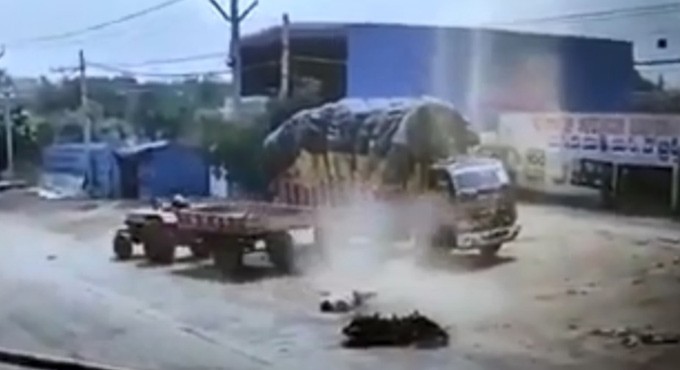 Drunk tractor driver runs over drunk biker, Cyberabad cops tweet video