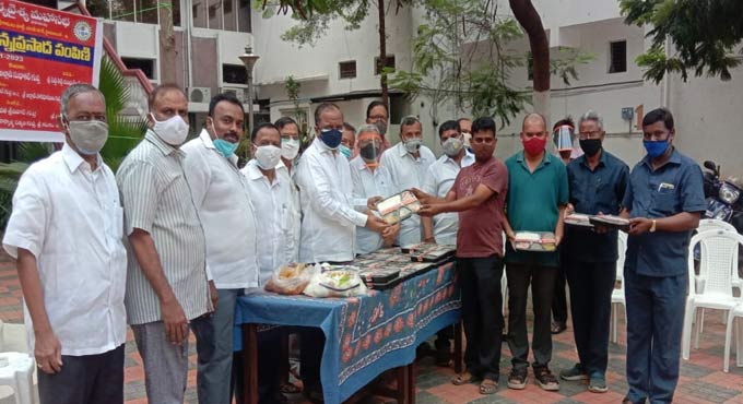 Hyderabad Arya Vysya Mahasabha Distributes Free Food For Covid