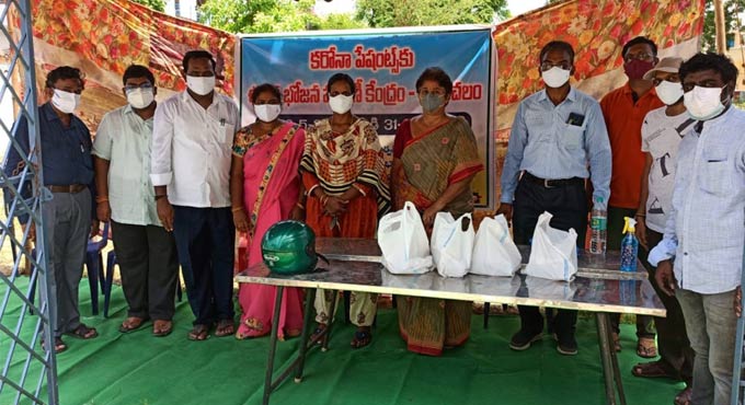 Assistant Prof and his friends feeding Covid patients at Bhadrachalam