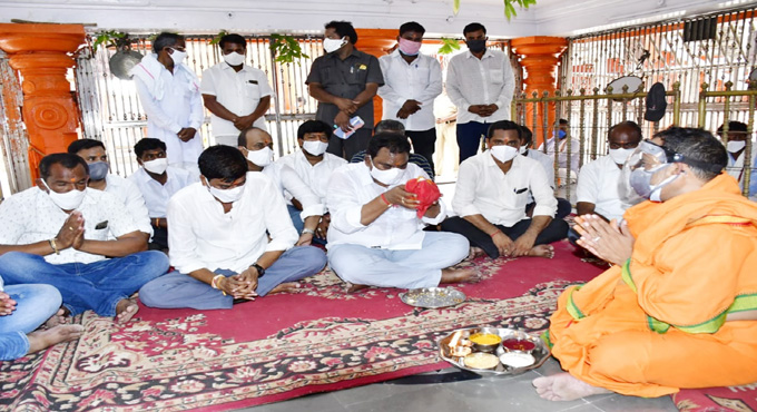 Choppadandi MLA fulfils vow after CM recovers from Covid