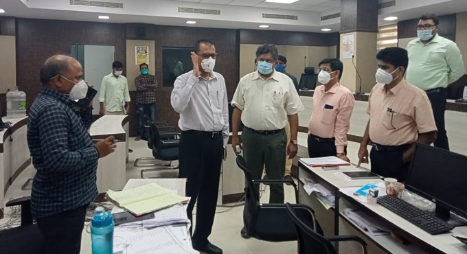 GHMC ropes in doctors to take calls from patients in Covid Control Room