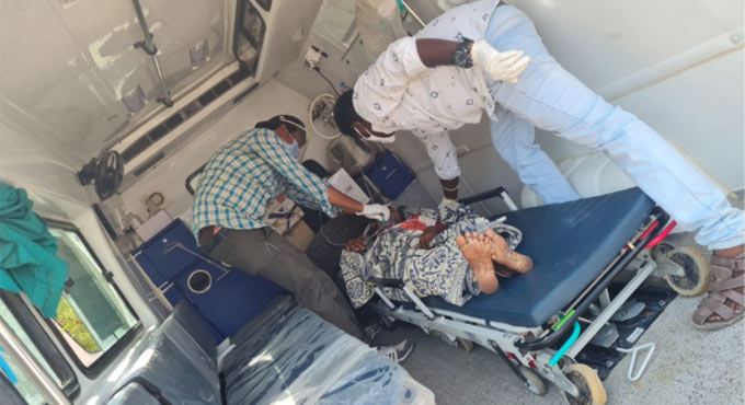 Koppula lends aid to elderly Covid patient in Karimnagar