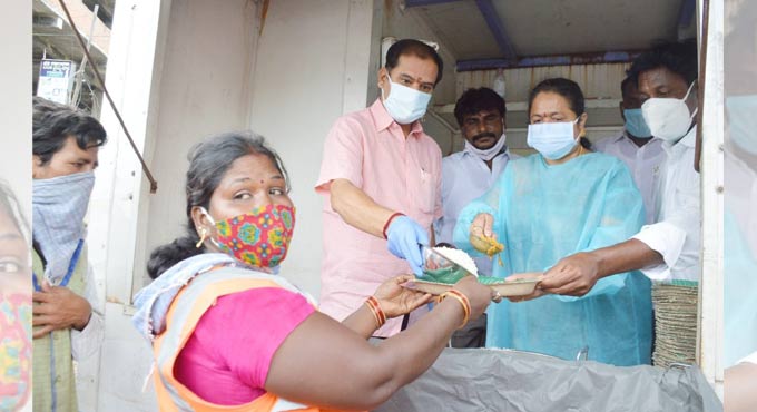 GWMC providing free meals to 10,000 people per day: Mayor Gundu Sudharani