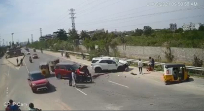 Hyderabad: Speeding car rams into another car in Gachibowli