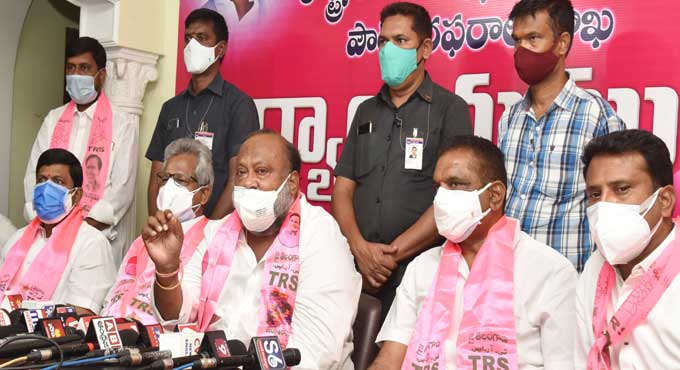 Gangula slams Eatala for launching personal attack on him