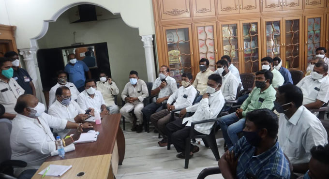 Eatala backstabbed TRS, say public representatives from Huzurabad