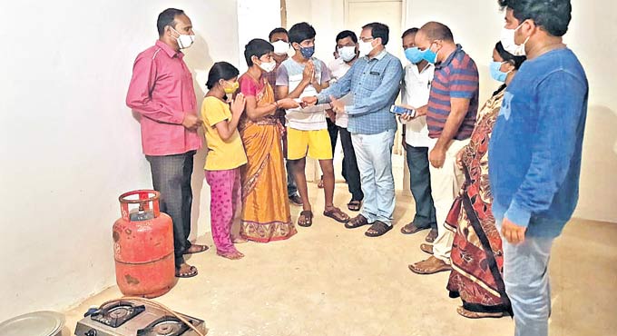 Harish Rao comes to rescue of Covid-hit family