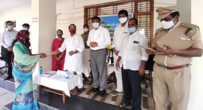Telangana Forest employees pitch in with donations to kin of deceased employees
