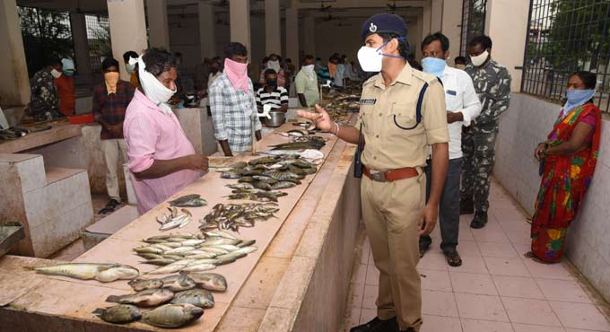 Karimnagar: Additional force deployed in markets to enforce lockdown