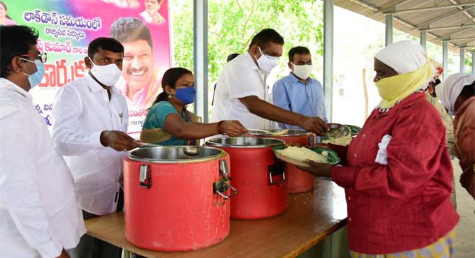 Food distributed to Hamalis in Karimnagar