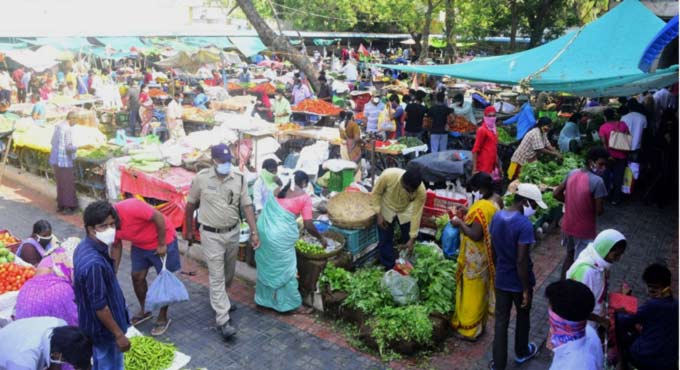 TS Lockdown: Vegetable markets see heavy rush in Khammam