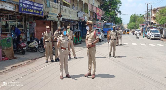 Hyderabad: Do not come out after 10 am, warn cops