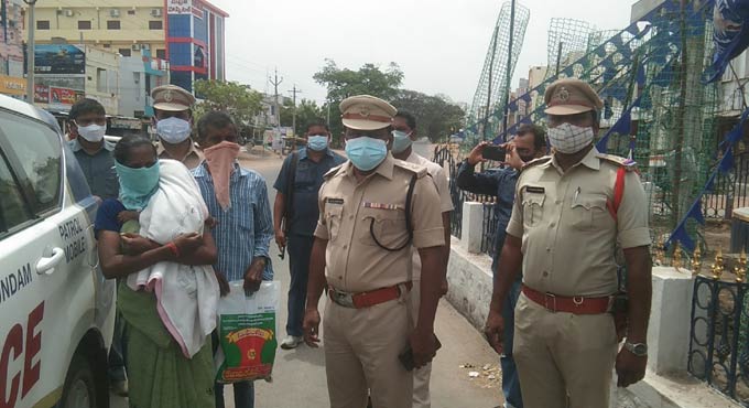 Mancherial DCP shows generosity, arranges vehicle for new mother