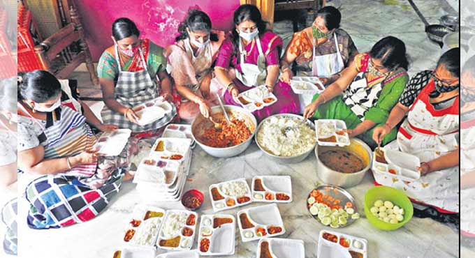 Mancherial women distribute free meals to poor Covid patients