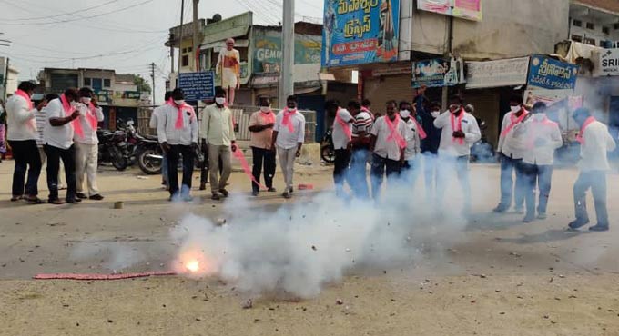 Nizamabad TRS cadre celebrates Nagarjuna Sagar by-poll victory