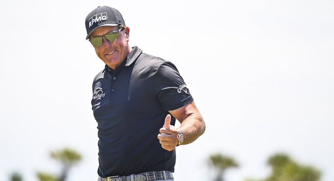 Mickelson takes lead in PGA Championship