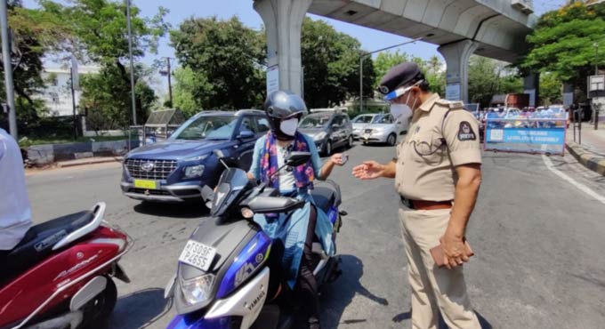 Traffic jams, long queues mark first hour of lockdown in Hyderabad