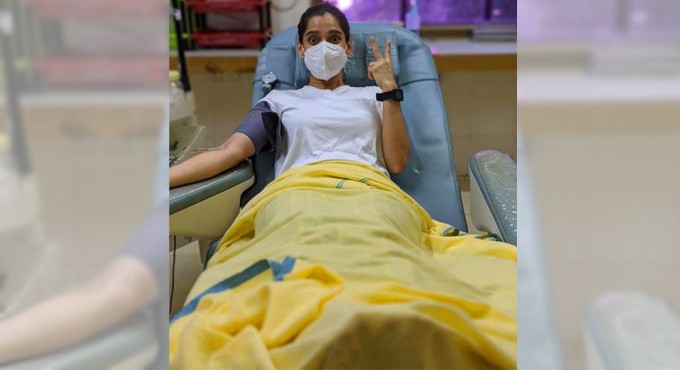 Priya Bapat donates blood after Covid recovery