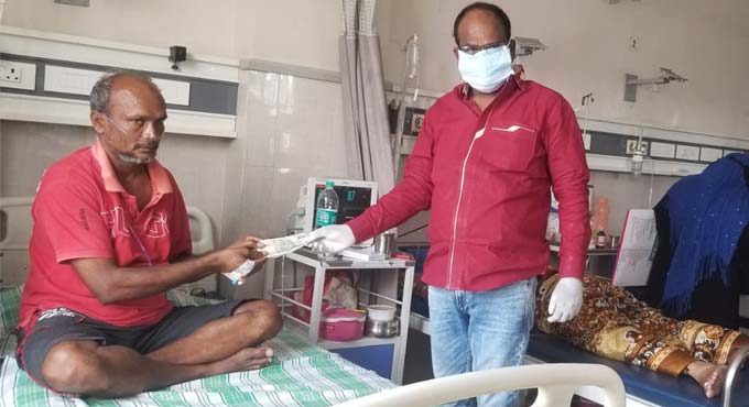 TRS leader extends financial aid to scribe in Warangal