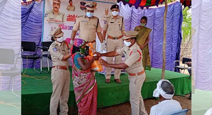 Police distribute groceries to tribals in Mancherial
