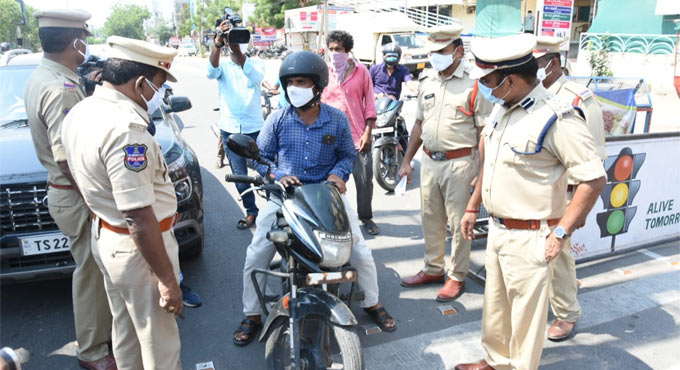 Lockdown: Vehicles from Maharashtra stopped at Telangana borders