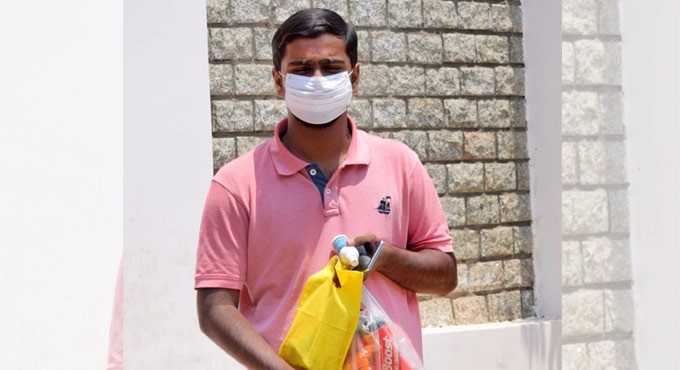 Hyderabad: Youngsters deliver essentials to patients in isolation