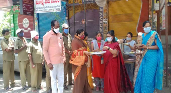 Mancherial-based voluntary organisation feeds sanitation workers, traffic cops