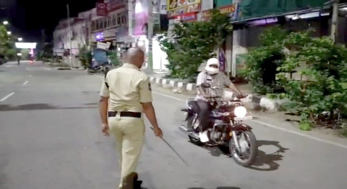 Siddipet ACP disguises as common man to inspect lockdown enforcement