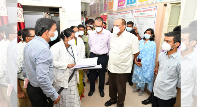 Chief Secretary goes on surprise inspection of health centres in Hyderabad