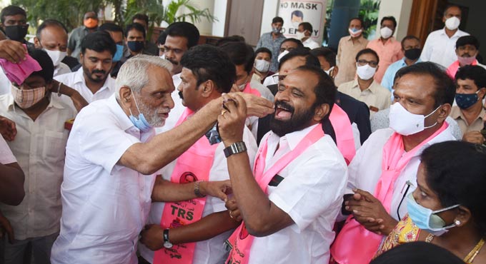 TRS’ development mantra does Congress, BJP in
