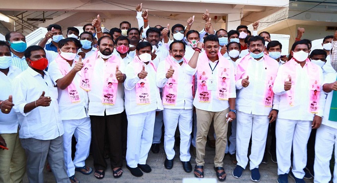 Telangana Ministers congratulate Nomula for winning Nagarjunasagar by-election
