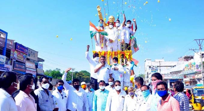 Uttam pays floral tributes to former PM Rajiv Gandhi on his death anniversary