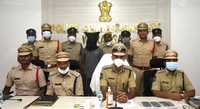 Warangal: Man arrested for snatching jewellery from shop worker