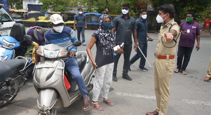 Top cops on ground in Warangal to enforce lockdown