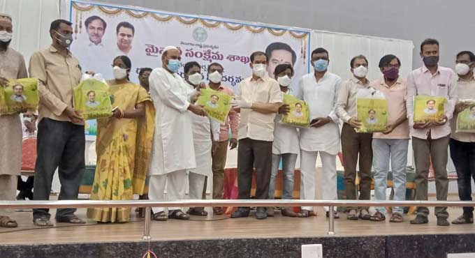 MLA Vinay Bhaskar distributes gift packs to poor Muslims in Warangal