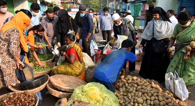 Hyderabadis crowd markets, provisional stores ahead of lockdown