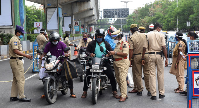 Lockdown: Hyderabad Police up vigil in residential colonies