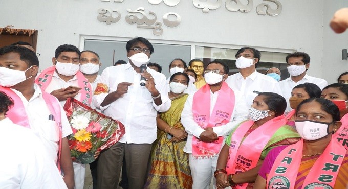 200 Congress workers join TRS in Khammam