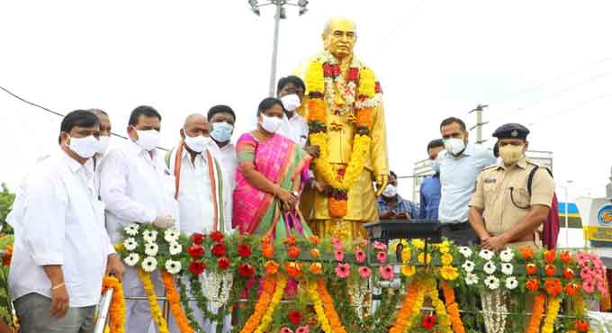 Puvvada Ajay Kumar pays tributes to PV Narasimha Rao at Khammam