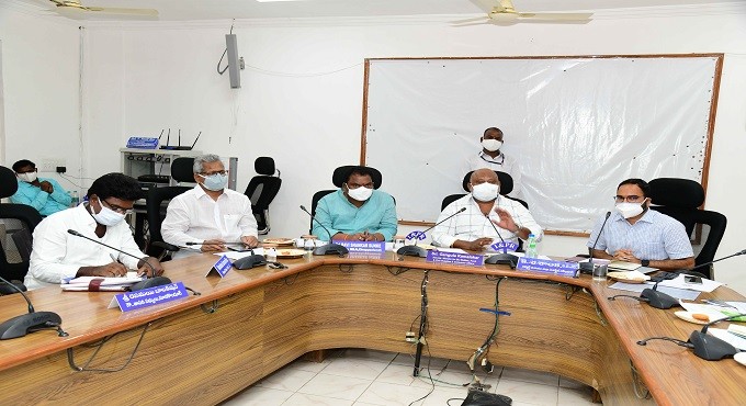 Prepare plans to supply water to crops in Vaanakalam: Gangula