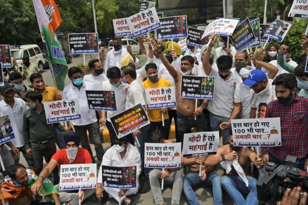 Congress workers hold protest against fuel price hike, over 30 detained