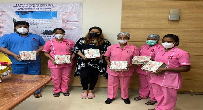 Deepshikha Deshmukh presents self-care hampers to frontline workers
